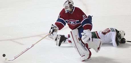 POHODA. Montrealský branká Carey Price si dojel pro puk, který zapomnl Devin