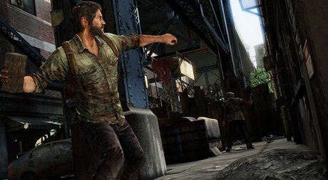 Last of Us - Hlavní hrdina Joel hází cihlu na nepítele.
