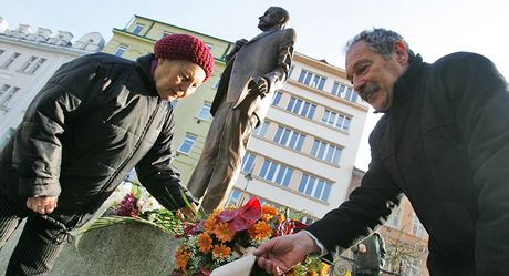 Lidé v Karlových Varech si pipomnli výroí narození T. G. Masaryka. Vnec k