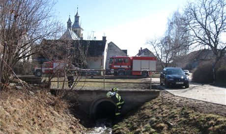 V Lipníku nad Bevou se v potoce topil chlapec, kterého proud strhnul do