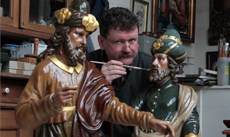 Restaurátor Jií Matjíek renovuje figury ze Staromstského orloje. Na vechna