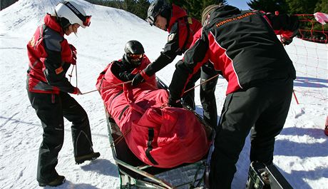 Zrannou lyaku pevezli hortí záchranái k sanitce, která ekala u stanice horské sluby pod piákem. (Ilustraní snímek)