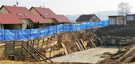 Sesunutá pda pi stavb ináku v Jeniov na Karlovarsku.