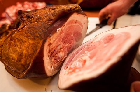 Zlodj v horaovické kolnmí jídeln ukradl ticet kilo uzeného masa. (Ilustraní snímek)