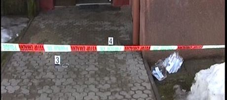 Zbr vchodu do domu v Trutnov, kde dvojici senior napadl jejich osmnctilet...