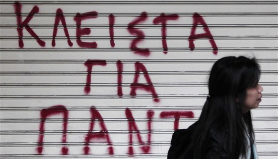"Zaveno navdy." Nápis na obchod v centru Atén (25. února 2012)