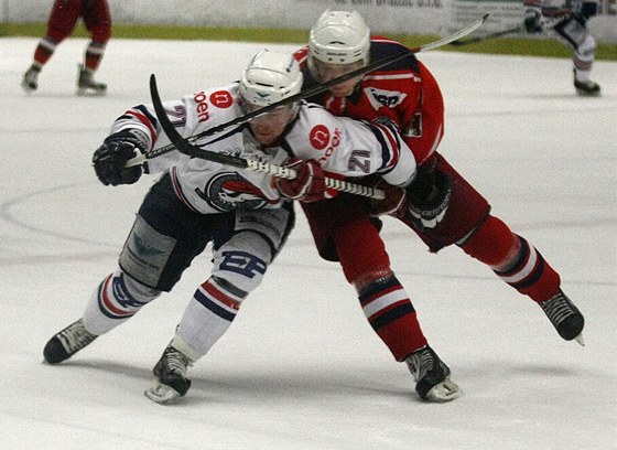 Z utkání play-off 1. hokejové ligy Havlíkv Brod (v erveném) - Chomutov.