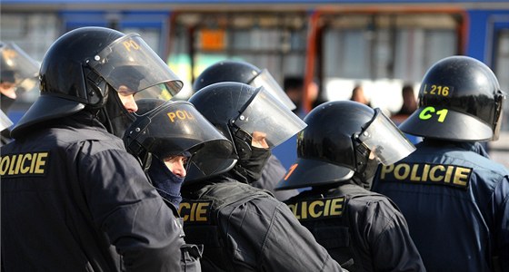 Zásah proti nebezpeným fanoukm policisté trénovali v beznu v libereckém Dopravním podniku.