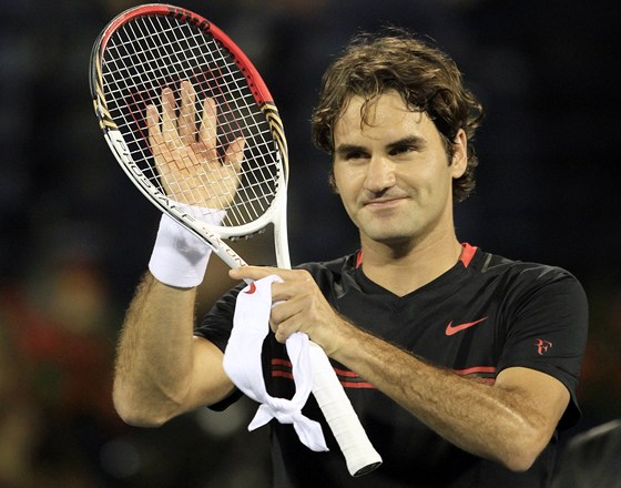 Roger Federer se raduje z vítzství na turnaji v Dubaji.