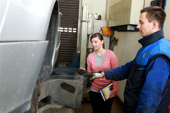 Spousta student autokol se v prbhu výuky ani nepodívá pod kapotu auta. Nový projekt to má zmnit.