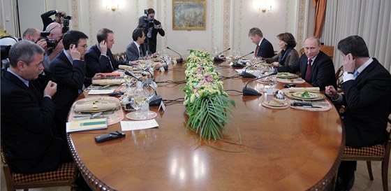 Ruský premiér Vladimir Putin (druhý zleva) pi rozhovoru se zahraniními