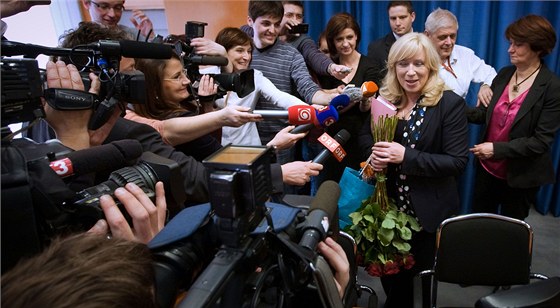 Iveta Radiová pebírá od svých stoupenc petici proti jejímu odchodu z