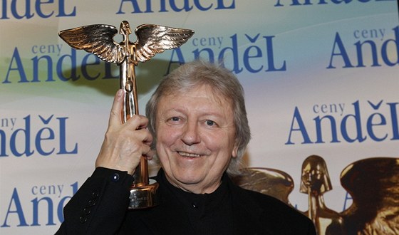 Václav Necká na jednom z vrchol své kariéry, s cenou Andla 2012.