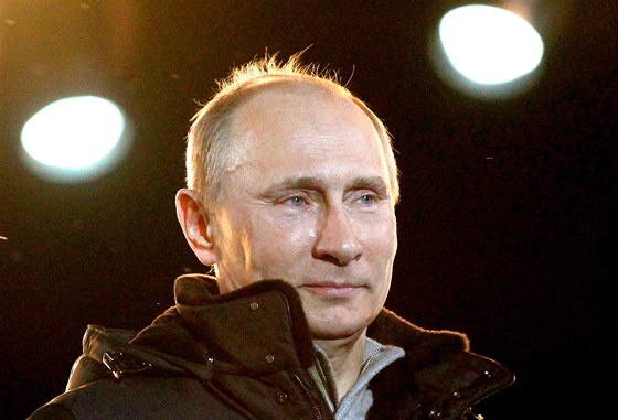 Vladimir Putin se slzami v oích po svém optovném zvolení prezidentem Ruska.