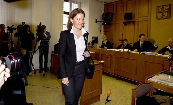 Karolína Peake v roli svdkyn u Obvodního soudu v Praze. (8. bezna 2012)