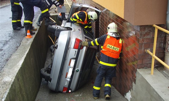 Automobil skonil ve sklepním sjezdu, jene idi njaký as nebyl k nalezení.