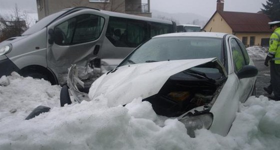 Peugeot po nehod v Hutisku-Solanci. Vz ídil zfetovaný mu bez idiského