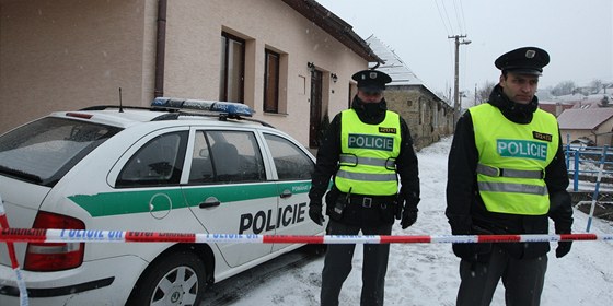 Policisté hlídkují u domu v Doubravách na Zlínsku, kde nali tajný sklad