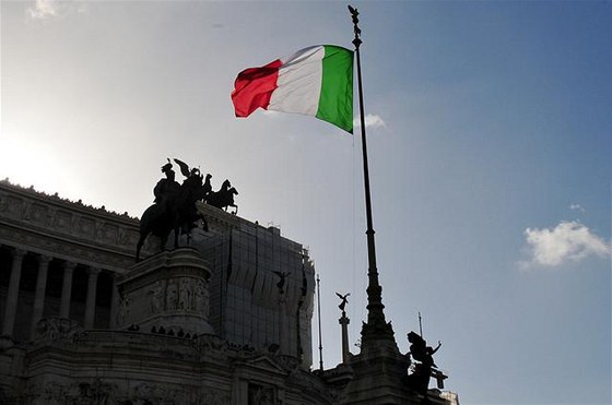 Italská vlajka na stoáru ped monumentem krále Viktora Emanuela v ím