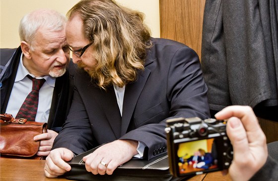 David Matýsek (vpravo) u Krajského soudu v Hradci Králové (7. bezn 2012)