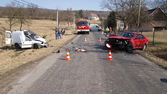 Nehodu v Rokytanech odnesli oba idii a jedna spolujezdkyn zranními, se