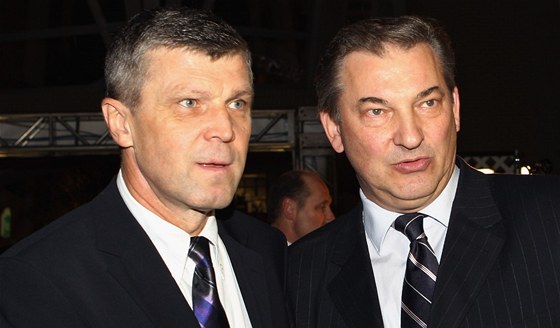 Peter astný (vlevo, na snímku s ruskou hokejovou legendou Vladislavem Trejakem) se snaí vyvinout tlak na totalitní reim v Blorusku.