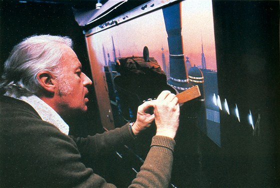 Ralph McQuarrie pi práci na Hvzdných válkách: Impérium vrací úder