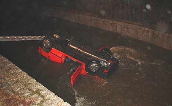 Auto skonilo pi nehod v íce Mandava.