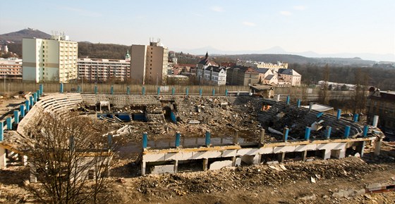 Zimní stadion je po ástené demolici v troskách.