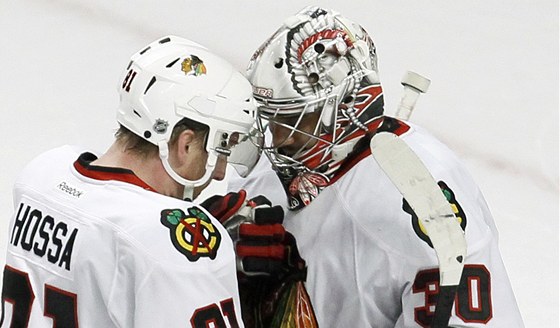 ZVLDLI JSME TO. Marian Hossa a brank Ray Emery se t z vtzstv Chicaga. 