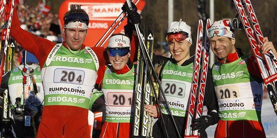 AMPIONI. Norská smíená tafeta Norska Emil Hegle Svendsen, Synnoeve Solemdalová, Tora Bergerová a Ole Einar Björndalen.