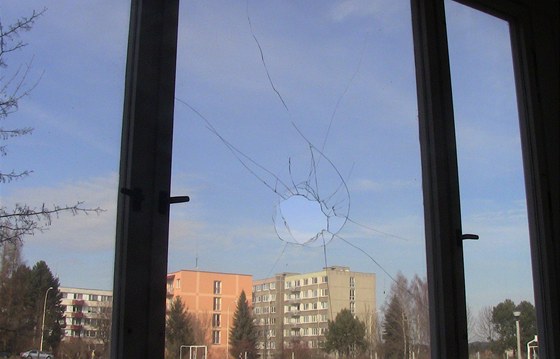Dlaební kostky "jen" rozbily okenní výpln, v pokojích natstí nikoho nezasáhly. Ilustraní snímek