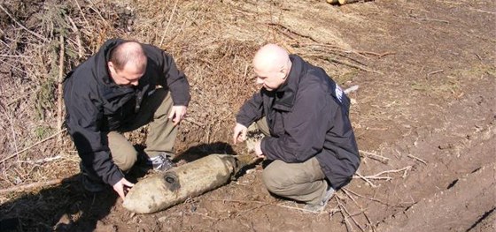 Policejní pyrotechnici prohlíejí nalezenou nmeckou leteckou pumu z 2. svtové