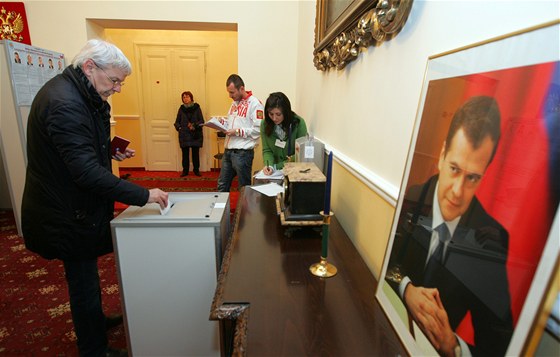 Ruský turista piel na konzulát v Karlových Varech volit pítího prezidenta
