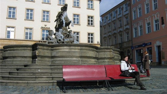 Na olomouckém Horním námstí nyní nahradily staré a rozpadající se devné