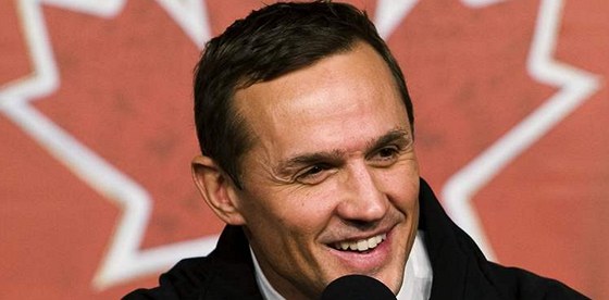 Steve Yzerman coby manaer kanadské reprezentace oznamuje nominaci pro OH ve