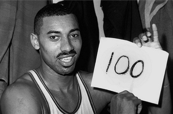 DAL JSEM STOVKU! Wilt Chamberlain v dresu Philadelphie Warriors drí tabulku,