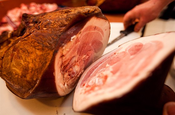 Zlodj v horaovické kolnmí jídeln ukradl ticet kilo uzeného masa. (Ilustraní snímek)