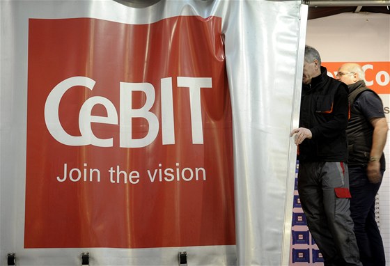 Zástna ped expozicí na veletrhu CeBIT 2012