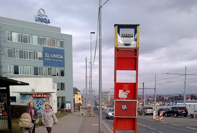 Cyklistm stojí v cest zastávka.