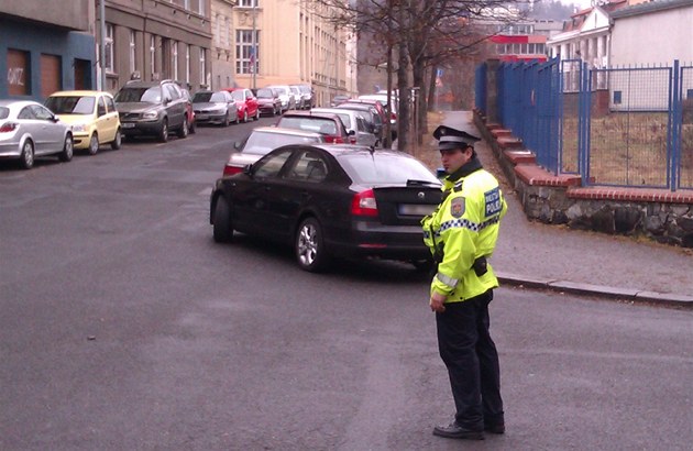 Policista vidí patn zaparkované auto.