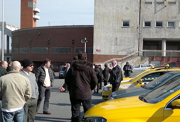 Taxikái se srocují na Strahov.