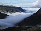 Norský fjord schovaných pod peinou mlhy a mrak