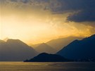 Zapadající slunce nad jezerem Lago di Como v Itálii.