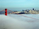 Z mlhy vystupující slavný most Golden Gate v San Franciscu