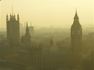 Zamlený pohled na Temi, Westminster Bridge nebo The Houses of Parliament v