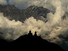 Kostelík Tsminda Sameba nedaleko gruzínského msteka Kazbegi