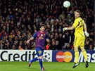 PERFEKTN LOB. Barcelonsk Lionel Messi u jen sleduje, jak oblouek z jeho