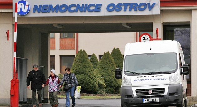 Vstupní brána do ostrovské nemocnice. Vstupní brána do ostrovské nemocnice.