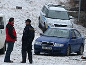 Policist hldkuj u domu v Doubravch na Zlnsku, kde nali tajn sklad